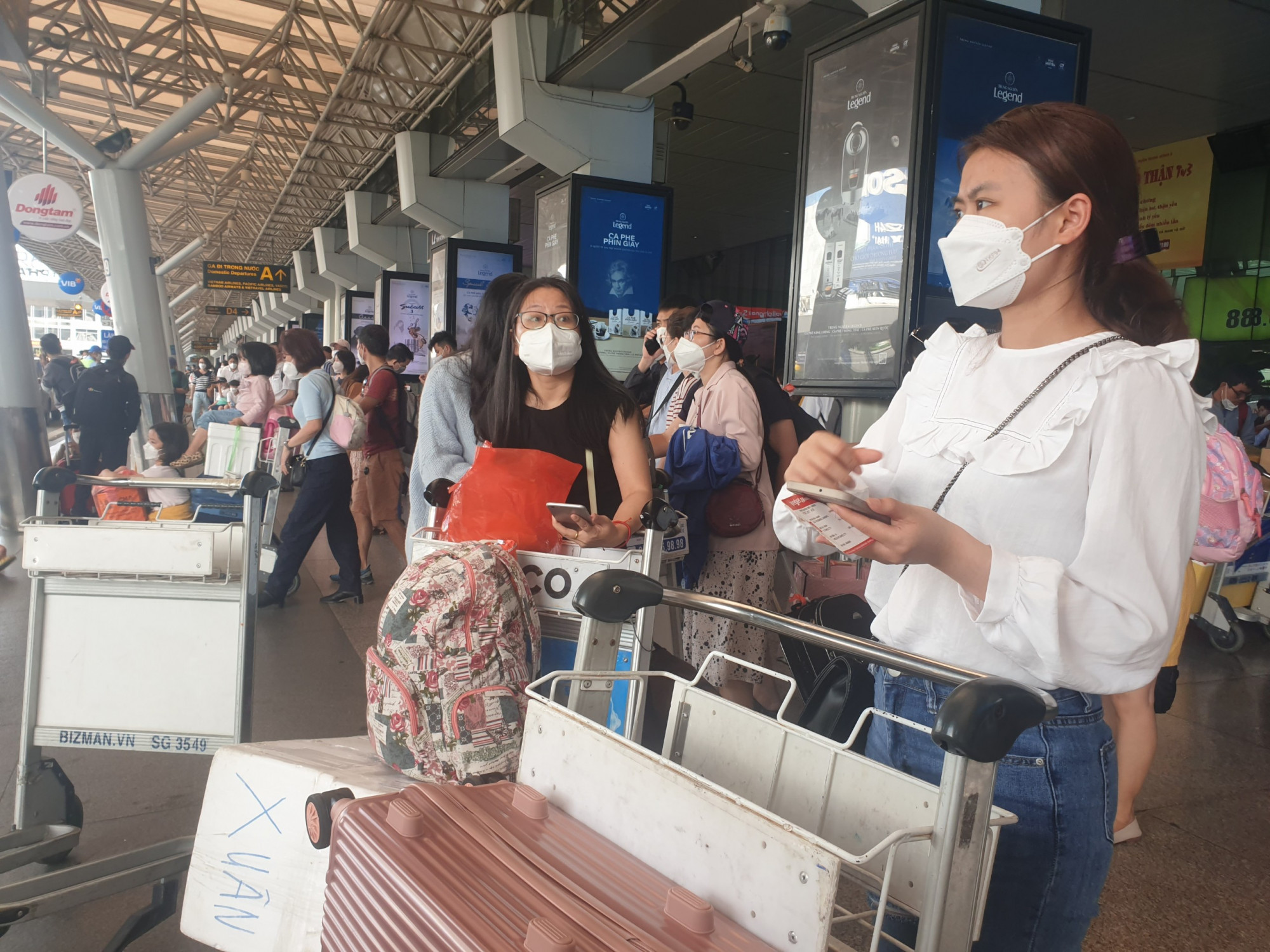Chị Hồng Hạnh (ngụ quận G&ograve; Vấp) cho biết vừa c&ugrave;ng gia đ&igrave;nh đi du lịch ở Nha Trang về. H&ocirc;m nay về s&acirc;n bay c&oacute; đ&ocirc;ng đ&uacute;c nhưng kh&ocirc;ng đến qu&aacute; tải. T&ocirc;i vừa xuống s&acirc;n bay th&igrave; ra khu vực sảnh để chờ em trai l&aacute;i &ocirc; t&ocirc; đến đ&oacute;n