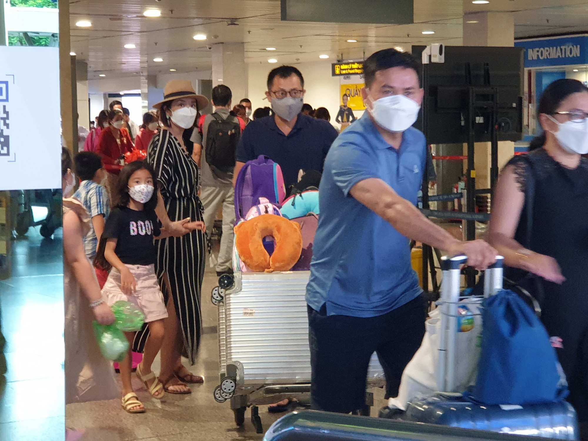Bắt đầu từ 16h, c&aacute;c chuyến bay từ c&aacute;c tỉnh li&ecirc;n tục đ&aacute;p xuống s&acirc;n bay T&acirc;n Sơn Nhất