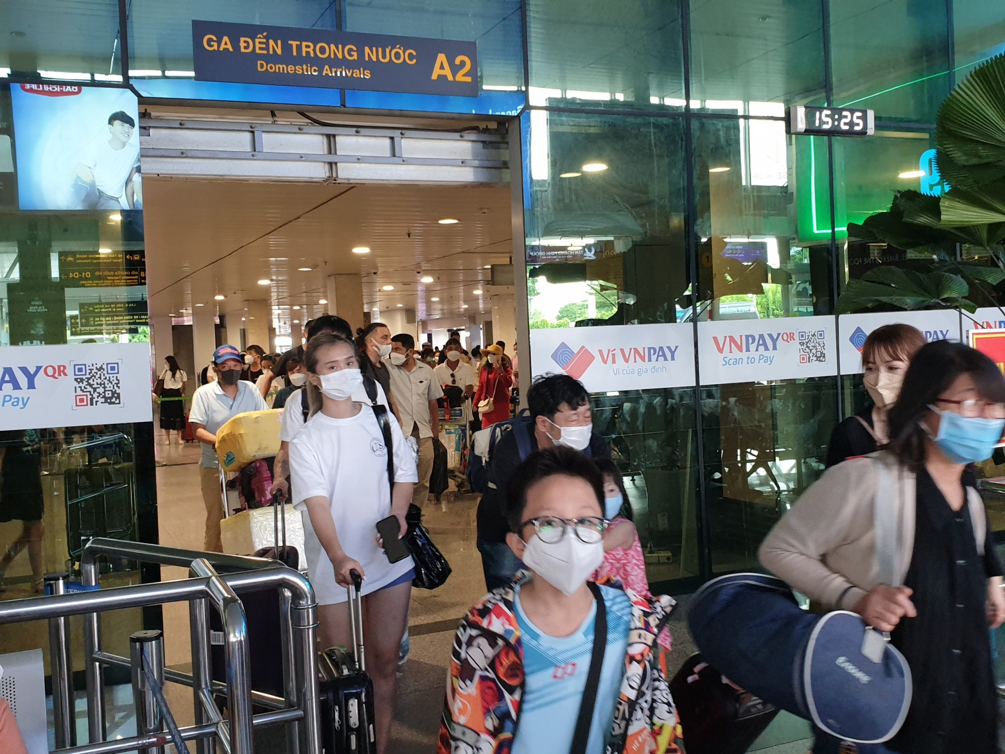 Hầu hết, c&aacute;c chuyến bay đ&aacute;p xuống s&acirc;n bay T&acirc;n Sơn Nhất từ c&aacute;c điểm du lịch như Ph&uacute; Quốc, C&ocirc;n Đảo, Nha Trang, Quy Nhơn, Đ&agrave; N&atilde;ng, H&agrave; Nội&hellip;
