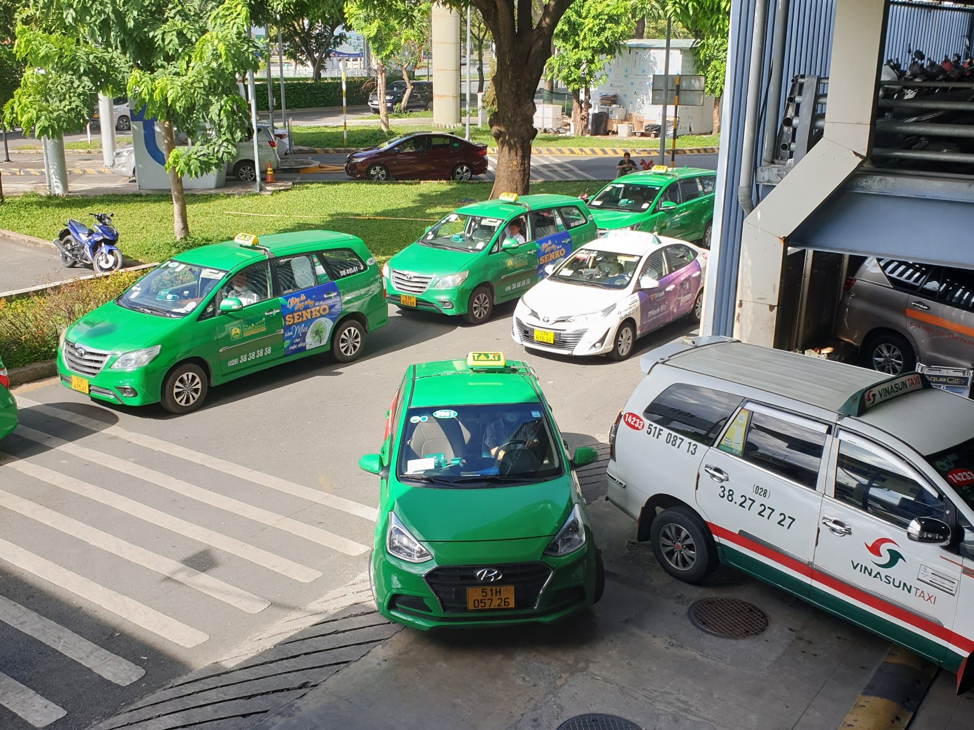 H&igrave;nh ảnh xe taxi nối đuối