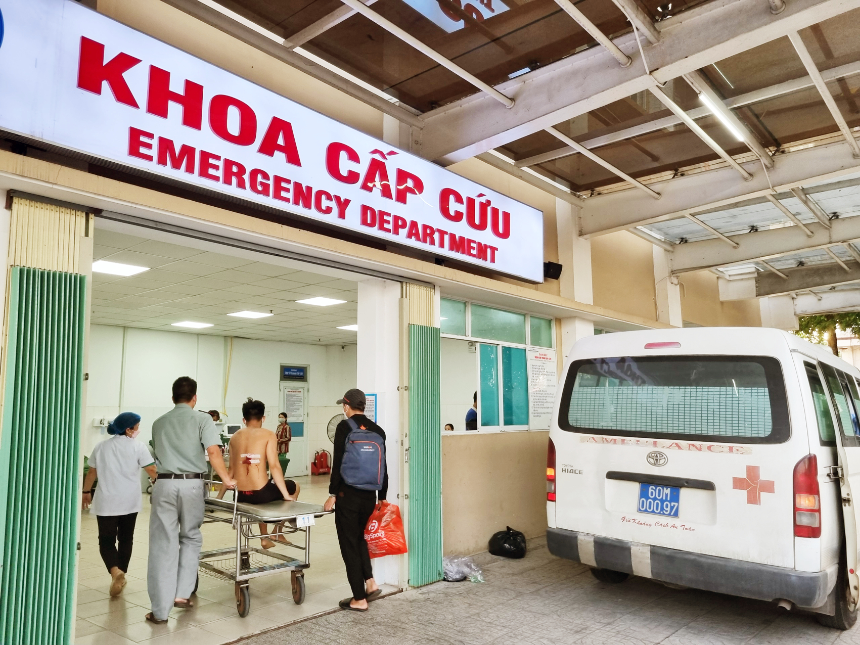 Khoa Cấp cứu, Bệnh viện Đa khoa Thống Nhất li&ecirc;n tục tiếp nhận bệnh nh&acirc;n trong ng&agrave;y 1/5