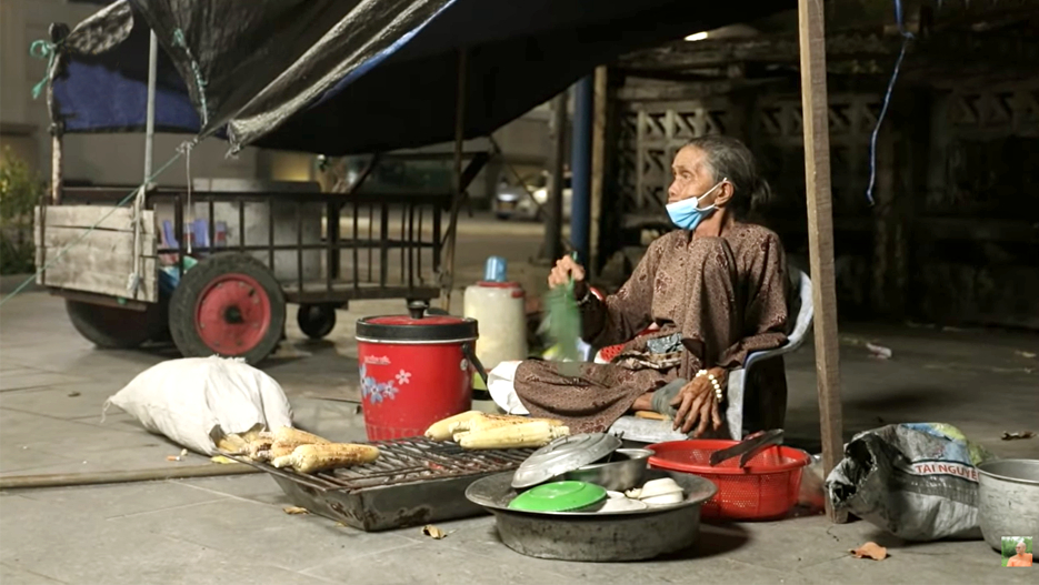 B&agrave; S&aacute;u 78 tuổi b&aacute;n bắp nướng ở TP.Tuy H&ograve;a (Ph&uacute; Y&ecirc;n), mỗi ng&agrave;y, số tiền b&aacute;n được cao nhất chỉ khoảng 100.000 đồng