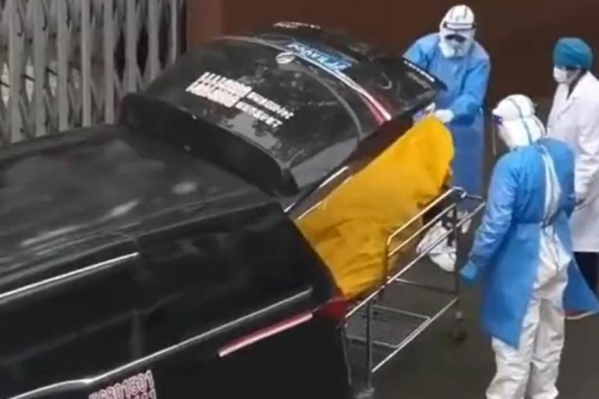 Một người cao tuổi đ&atilde; bị đ&oacute;ng v&agrave;o t&uacute;i  d&agrave;nh cho người chết v&agrave; nh&acirc;n vi&ecirc;n nh&agrave; x&aacute;c đ&atilde; mang đi, may mắn l&agrave; đ&atilde; c&oacute; người kh&aacute;c ph&aacute;t hiện v&agrave; mang bệnh nh&acirc;n n&agrave;y về viện chăm s&oacute;c tiếp