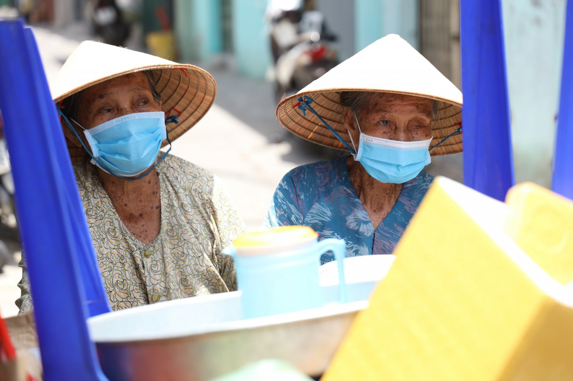 Hai chị em d&igrave; Tư Dần ng&agrave;y ng&agrave;y c&ugrave;ng nhau đẩy xe ch&egrave; đi b&aacute;n, đ&atilde; hơn 40