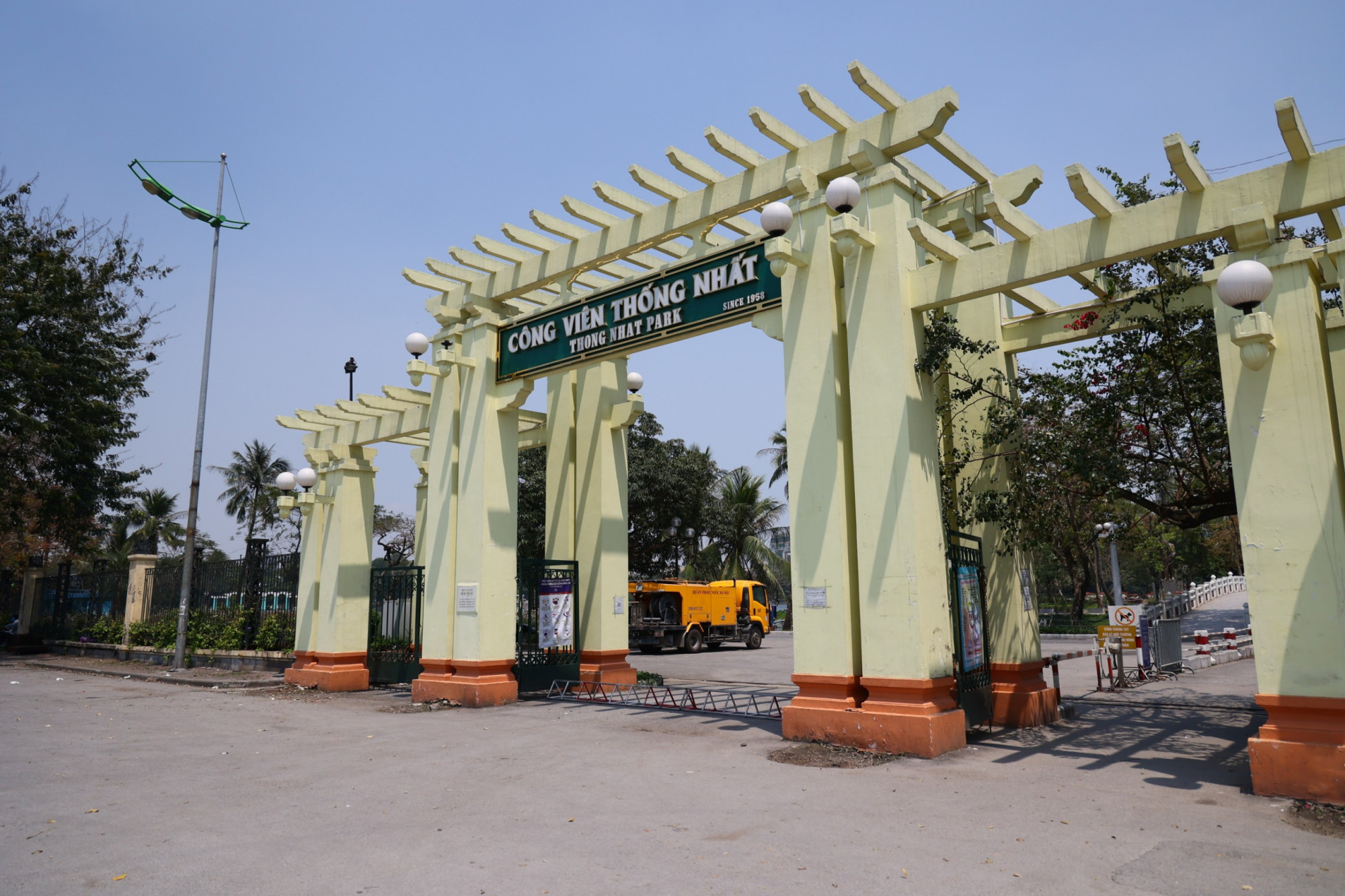 C&ocirc;ng vi&ecirc;n Thống Nhất (quận Hai B&agrave; Trưng, H&agrave; Nội) do C&ocirc;ng ty TNHH một th&agrave;nh vi&ecirc;n C&ocirc;ng vi&ecirc;n Thống Nhất quản l&yacute;, vận h&agrave;nh, c&oacute; diện t&iacute;ch 482.043 m2.