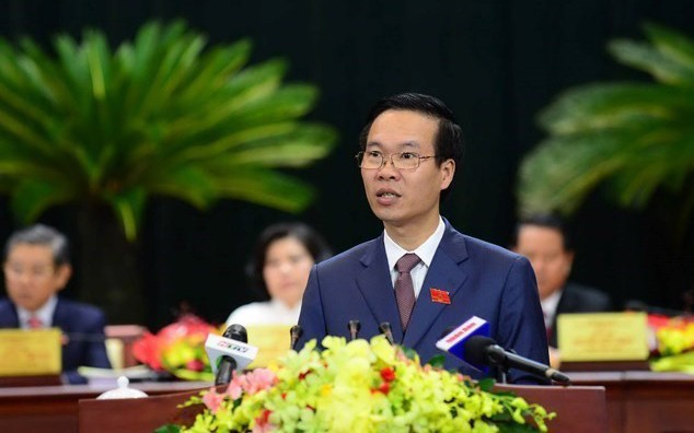  Thay mặt Bộ Ch&iacute;nh trị, Thường trực Ban B&iacute; thư V&otilde; Văn Thưởng vừa k&yacute; Quy định số 65-QĐ/TW của Bộ Ch&iacute;nh trị về lu&acirc;n chuyển c&aacute;n bộ - Ảnh: VGP