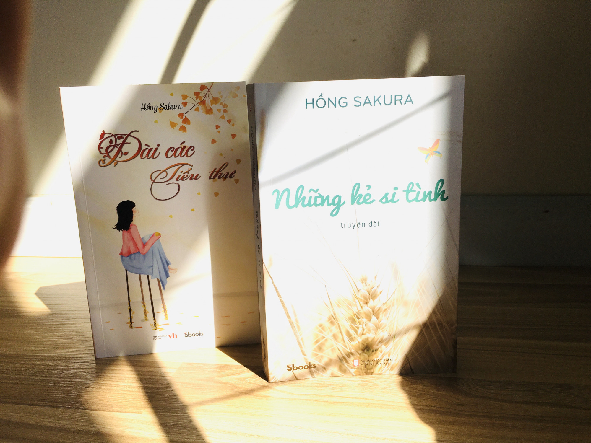 Những kẻ si t&igrave;nh l&agrave; t&aacute;c phẩm mới nhất, được ph&aacute;t h&agrave;nh v&agrave;o thời điểm dịch bệnh n&ecirc;n đến nay mới ch&iacute;nh thức được ra mắt