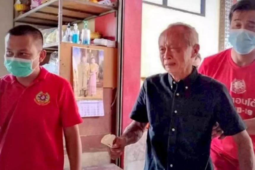 &Ocirc;ng Charn kh&oacute;c nức nở khi quan t&agrave;i của vợ được đưa đi hỏa t&aacute;ng