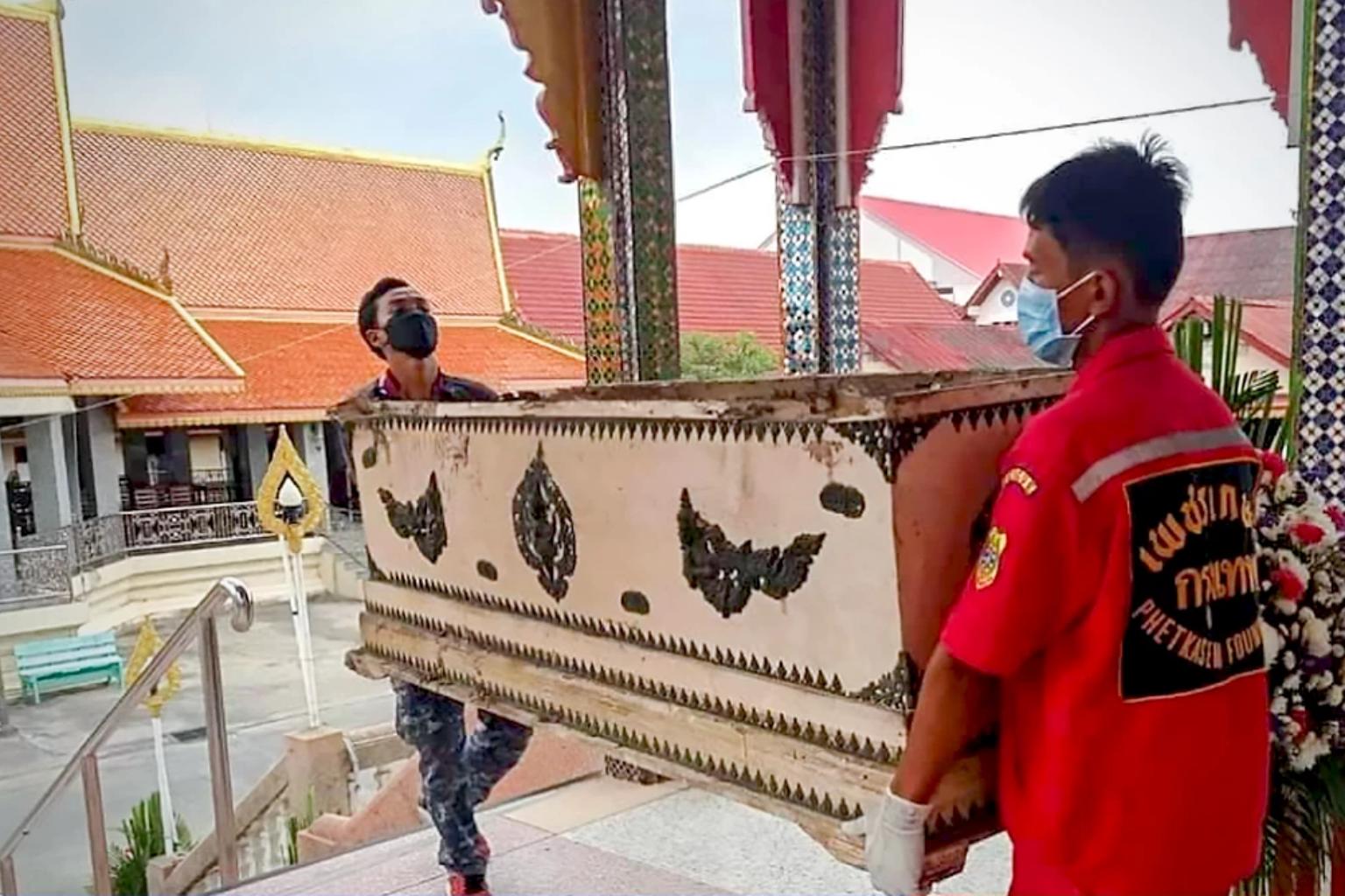 Suốt hơn hai thập kỷ, &ocirc;ng Charn vẫn thường tr&ograve; chuyện c&ugrave;ng người vợ đ&atilde; mất của m&igrave;nh như l&uacute;c b&agrave; con sống