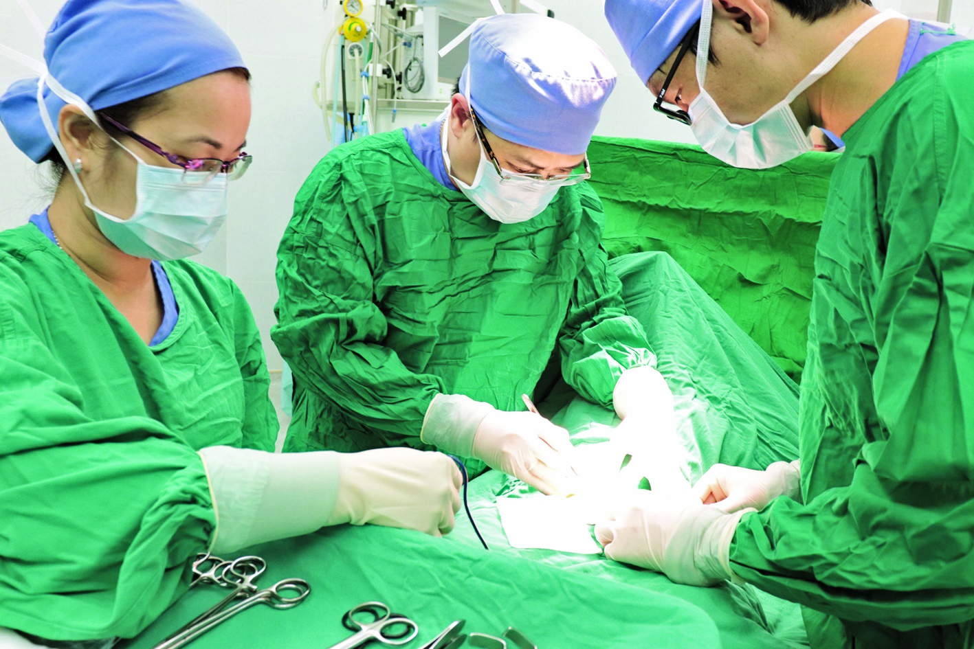 Bác sĩ Phạm Ngọc Thạch đang phẫu thuật cho một bệnh nhi bị dị tật bẩm sinh vùng thận - niệu (ảnh Bệnh viện Nhi Đồng 2 cung cấp)