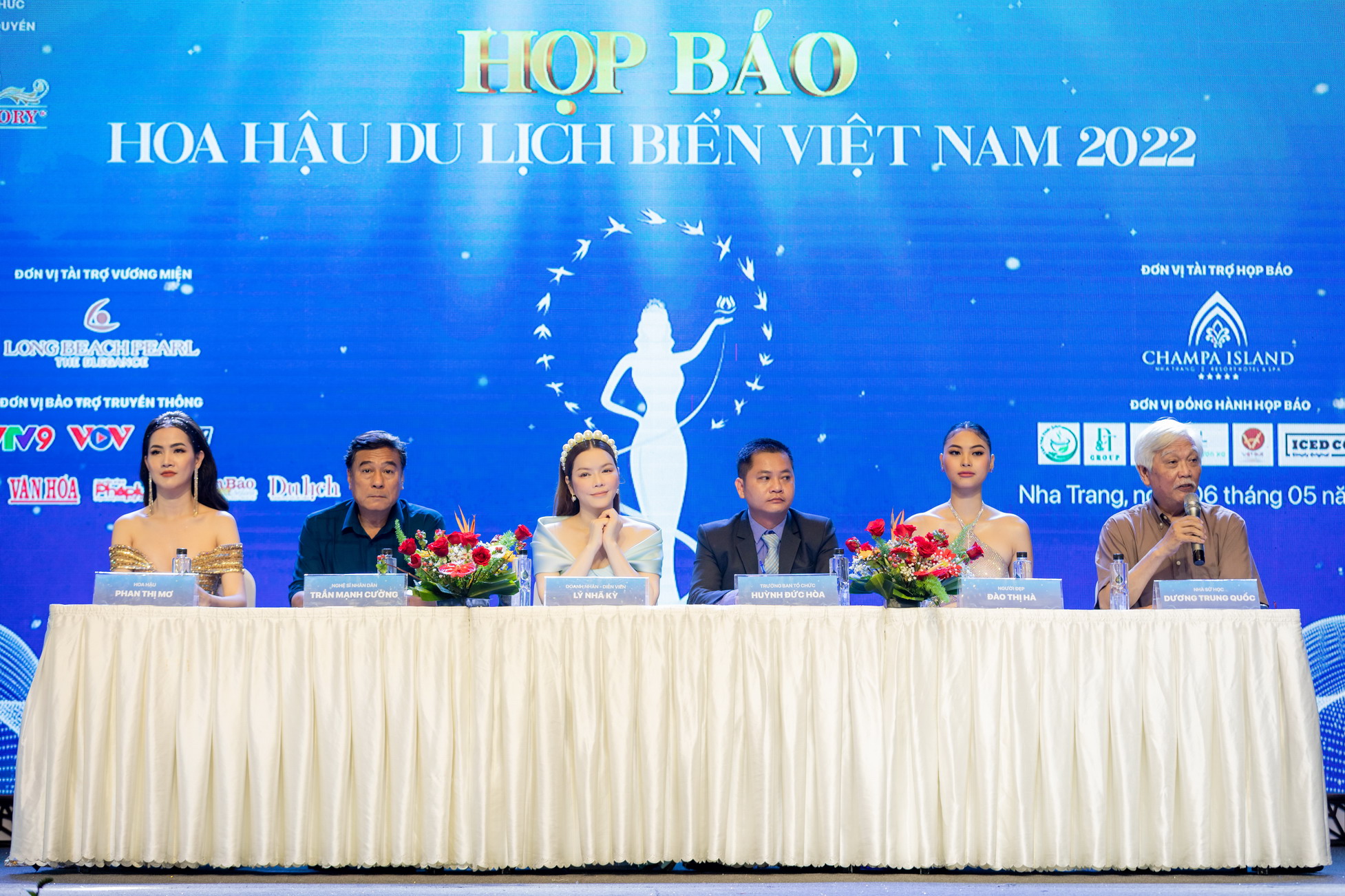 Ban tổ chức v&agrave; c&aacute;c th&agrave;nh vi&ecirc;n gi&aacute;m khảo trả lời c&aacute;c c&acirc;u hỏi tại buổi họp b&aacute;o