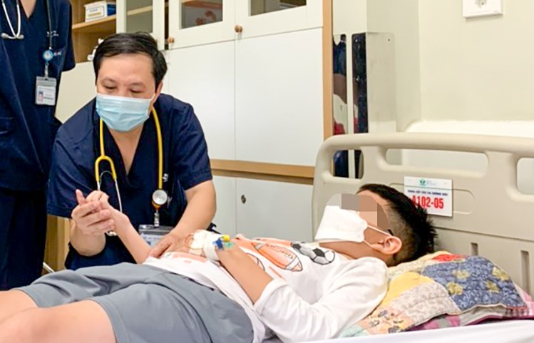 B&eacute; trai 13 tuổi su&yacute;t nguy hiểm tới t&iacute;nh mạng v&igrave; mua rắn lục đu&ocirc;i đỏ về l&agrave;m th&uacute; cung