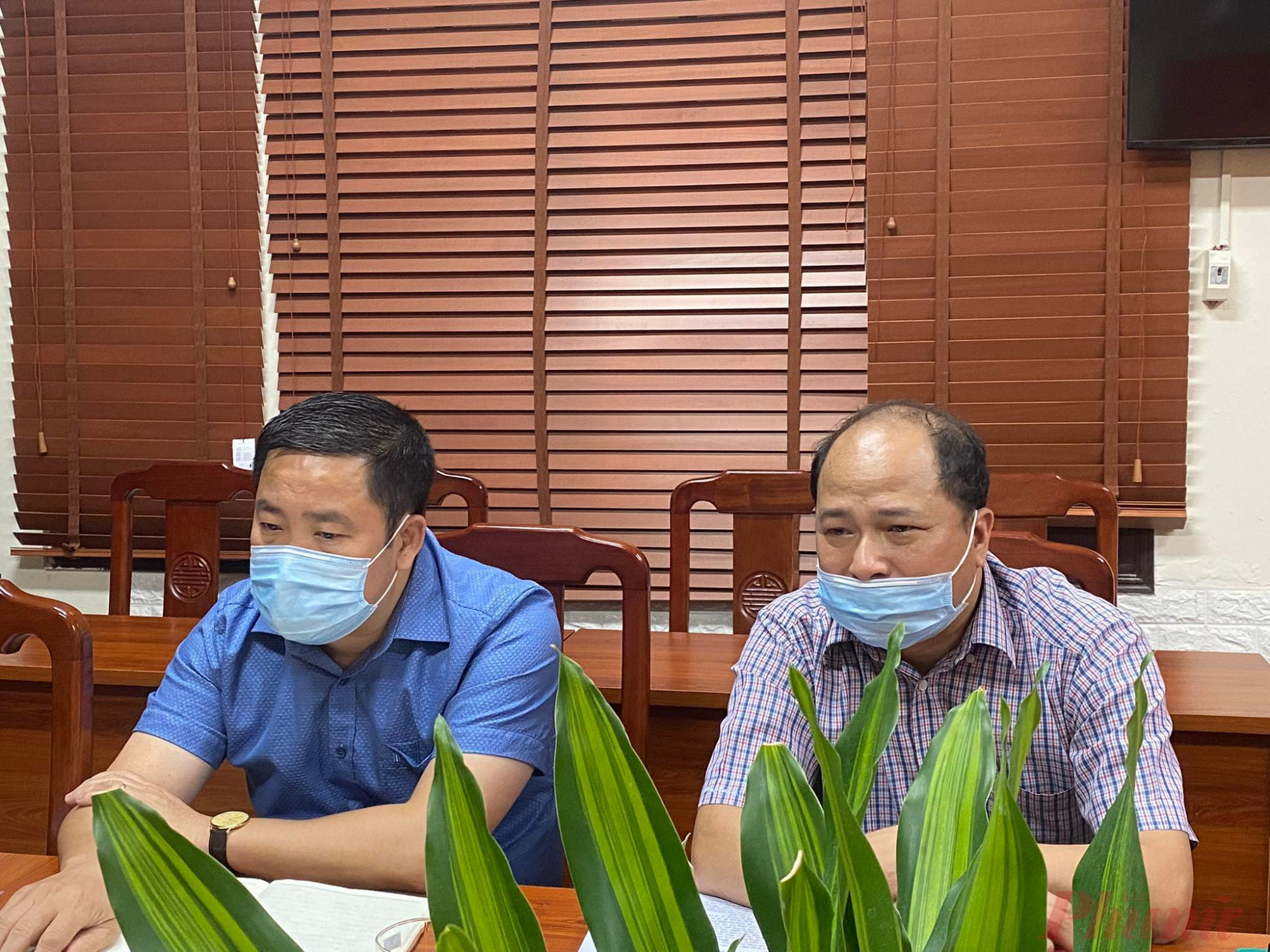 &Ocirc;ng Phạm Văn Ng&aacute;t (&aacute;o kẻ) trao đổi về sự việc