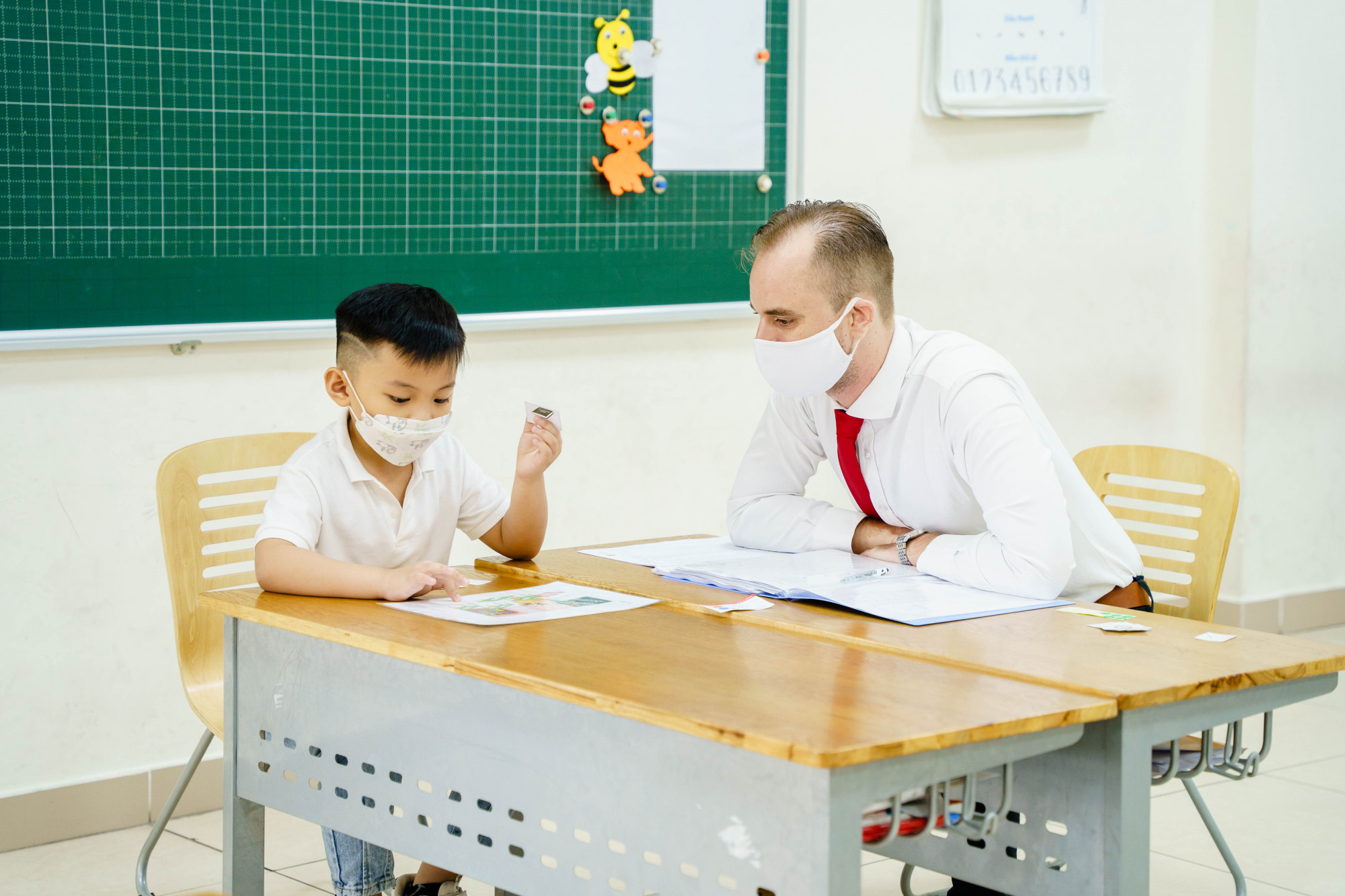 Tham gia kiểm tra vấn đ&aacute;p gi&uacute;p c&aacute;c em học sinh giao tiếp tự tin - Ảnh: Royal School