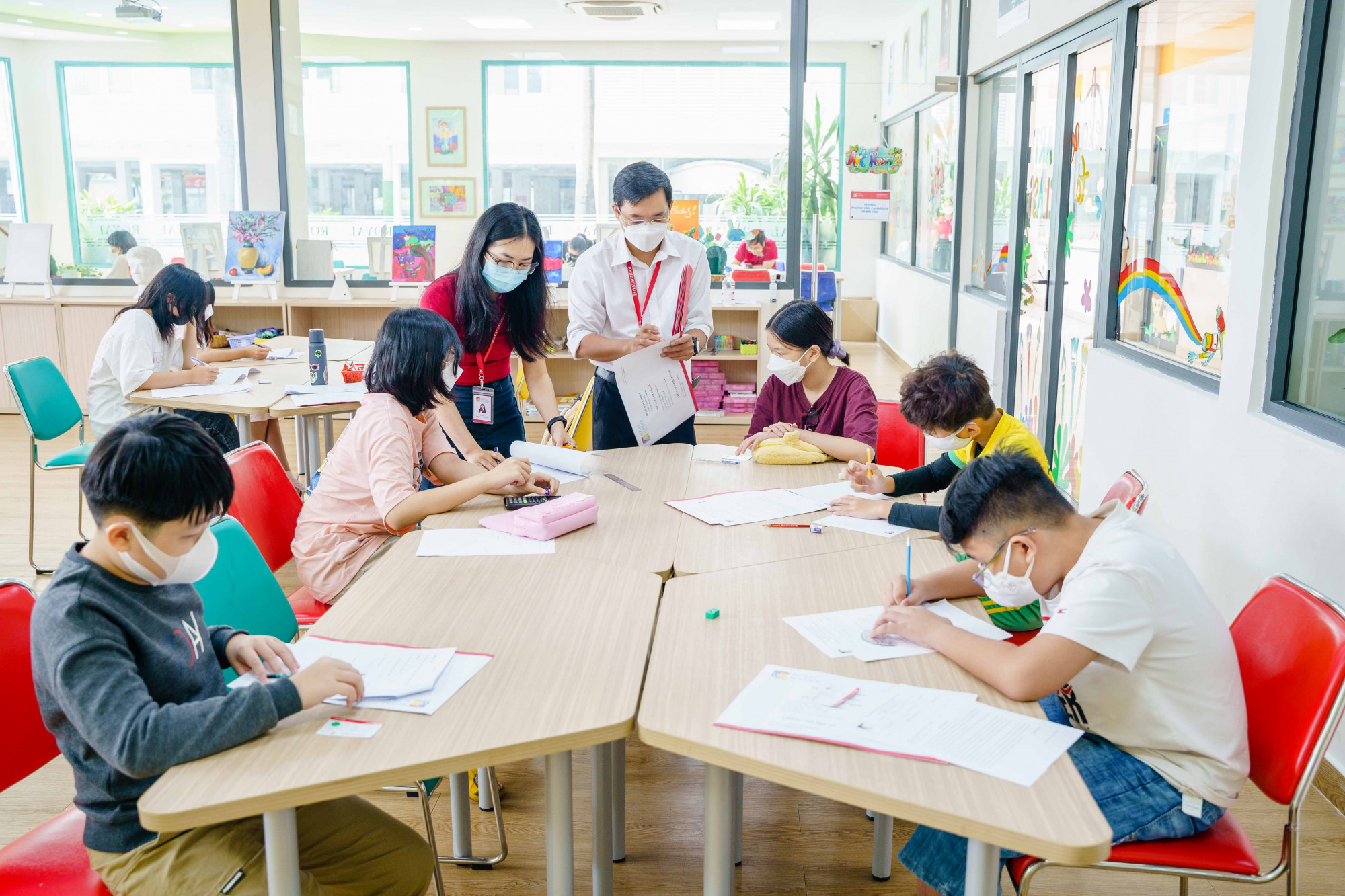 C&aacute;c em được gặp gỡ, giao lưu với nhiều bạn b&egrave;, thầy c&ocirc; mới - Ảnh: Royal School