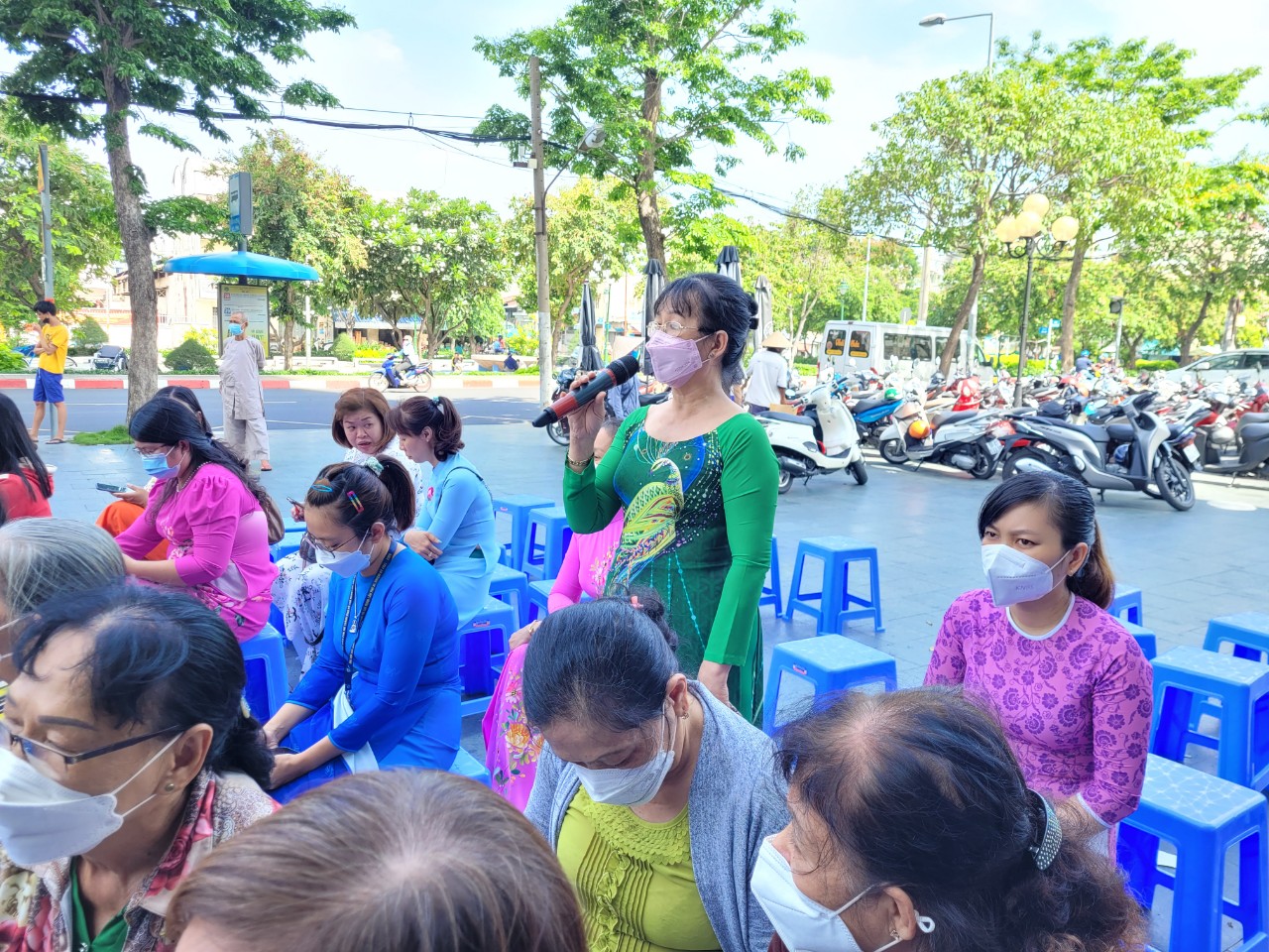 Chị Đỗ Thị Ngọc L&yacute; (P.2, Q.6) đặt c&acirc;u hỏi giao lưu c&ugrave;ng với những kh&aacute;ch mời tại chương tr&igrave;nh. Chị mong muốn Chủ tịch Hội LHPN TPHCM chia sẻ th&ecirc;m về những hoạt động hiện nay của Hội để gi&uacute;p đỡ, hỗ trợ phụ nữ vun đắp v&agrave; x&acirc;y dựng gia đ&igrave;nh hạnh ph&uacute;c trong điều kiện phụ nữ đang phải đảm nhiệm c&ugrave;ng l&uacute;c rất nhiều vai tr&ograve;