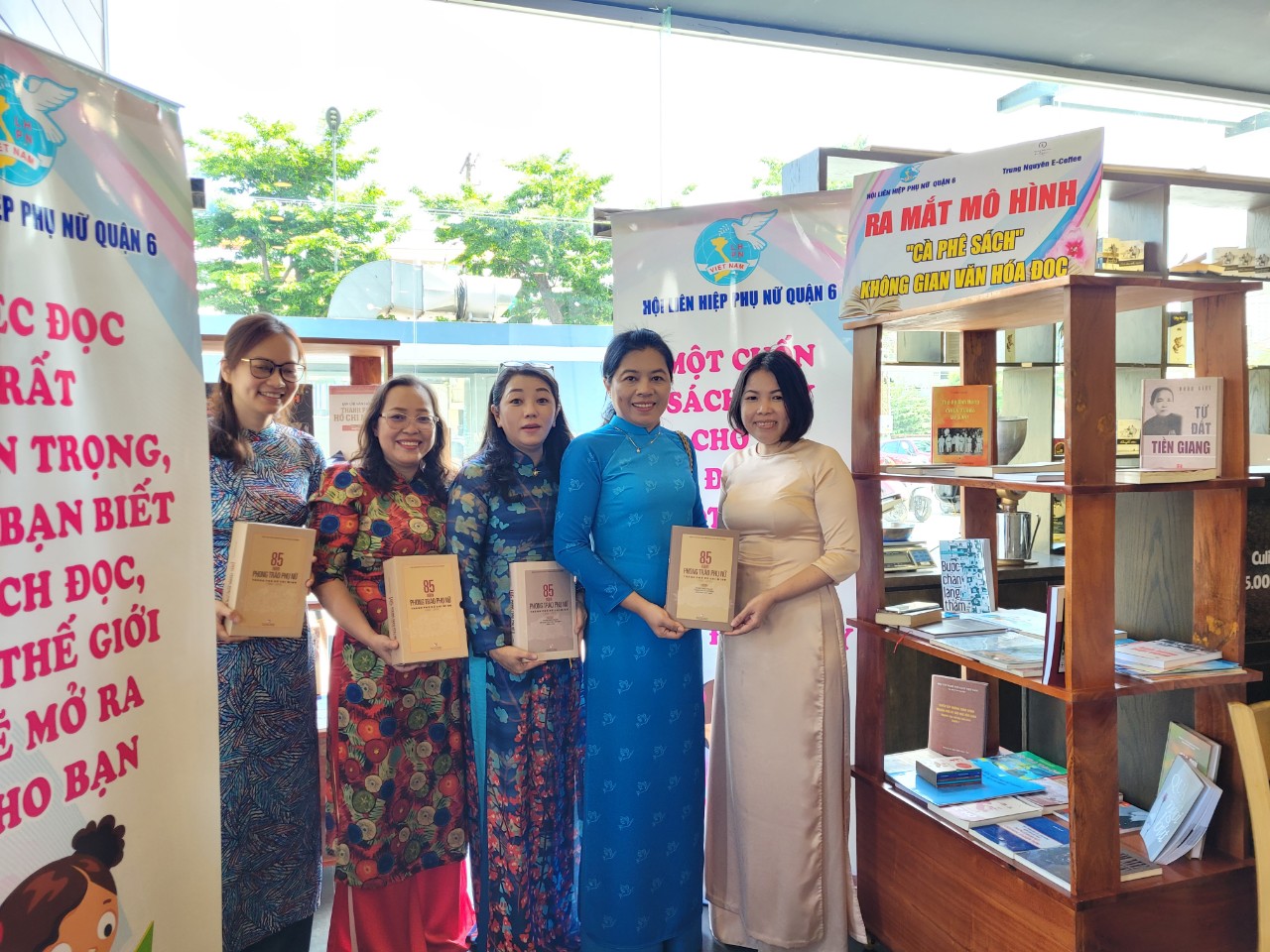 Chương tr&igrave;nh cũng đ&atilde; ra mắt m&ocirc; h&igrave;nh C&agrave; ph&ecirc; s&aacute;ch - Kh&ocirc;ng gian văn h&oacute;a đọc tại cửa h&agrave;ng C&agrave; ph&ecirc; Trung Nguy&ecirc;n E - Coffee do b&agrave; Nguyễn Thị Ngọc Tr&acirc;m (b&igrave;a phải) l&agrave;m chủ