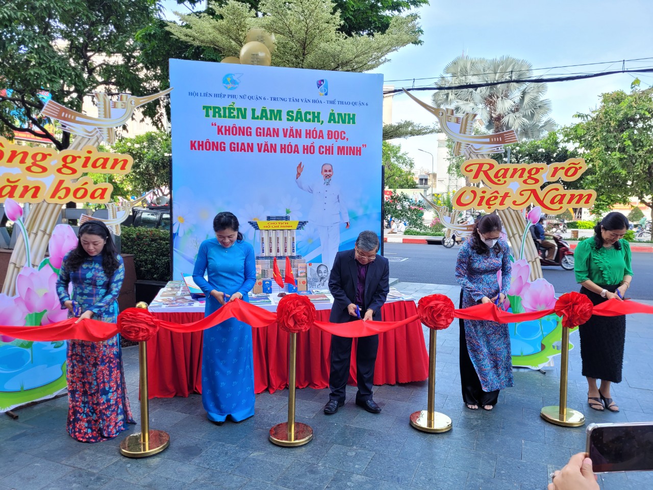 Cắt băng khai mạc Kh&ocirc;ng gian văn h&oacute;a Hồ Ch&iacute; Minh