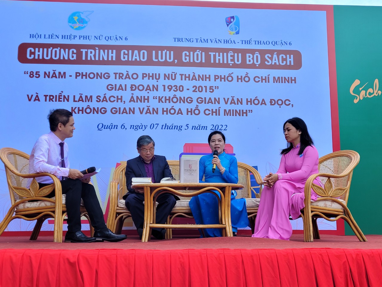 B&agrave; Nguyễn Trần Phượng Tr&acirc;n - Chủ tịch Hội LHPN TP.HCM (thứ hai từ phải sang) - với vai tr&ograve; l&agrave; Trưởng ban chỉ đạo, quản l&yacute; c&ocirc;ng tr&igrave;nh, Chủ tịch Hội đồng thẩm định, Chủ bi&ecirc;n bộ s&aacute;ch v&agrave; PGS. TS H&agrave; Minh Hồng (thứ hai từ tr&aacute;i sang) - Nguy&ecirc;n Trưởng khoa Sử Trường ĐH Khoa học X&atilde; hội v&agrave; Nh&acirc;n văn TP.HCM - đồng chủ bi&ecirc;n bộ s&aacute;ch c&ugrave;ng với chị Nguyễn Thị Ngọc Linh - Chủ tịch Hội LHPN P.13, Q.6 (b&igrave;a phải)đ&atilde; c&oacute; nhiều chia sẻ xoay quanh &yacute; nghĩa của việc bi&ecirc;n soạn v&agrave; xuất bản bộ s&aacute;ch 85 năm phong tr&agrave;o Phụ nữ Th&agrave;nh phố Hồ Ch&iacute; Minh (1930-2015), những thuận lợi v&agrave; kh&oacute; khăn trong qu&aacute; tr&igrave;nh bi&ecirc;n soạn bộ s&aacute;ch cũng như l&agrave;m c&aacute;ch n&agrave;o để bộ s&aacute;ch được phổ biến rộng r&atilde;i đến c&aacute;c tầng lớp nh&acirc;n d&acirc;n