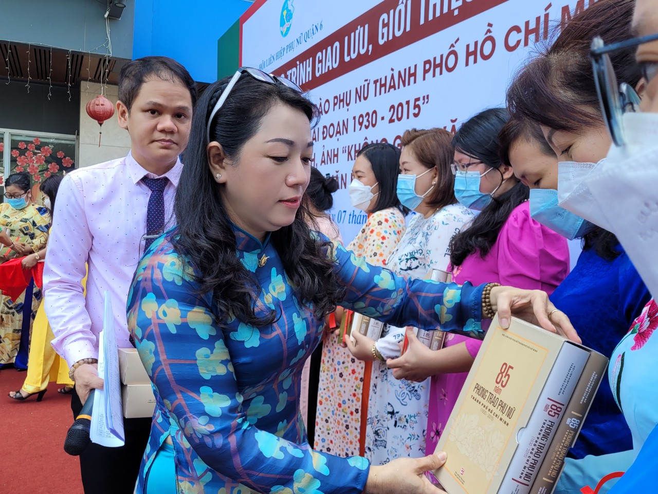 B&agrave; Lương Thanh Tr&uacute;c - Chủ tịch Hội LHPN Q.6 trao tặng bộ s&aacute;ch đến c&aacute;c cơ sở Hội
