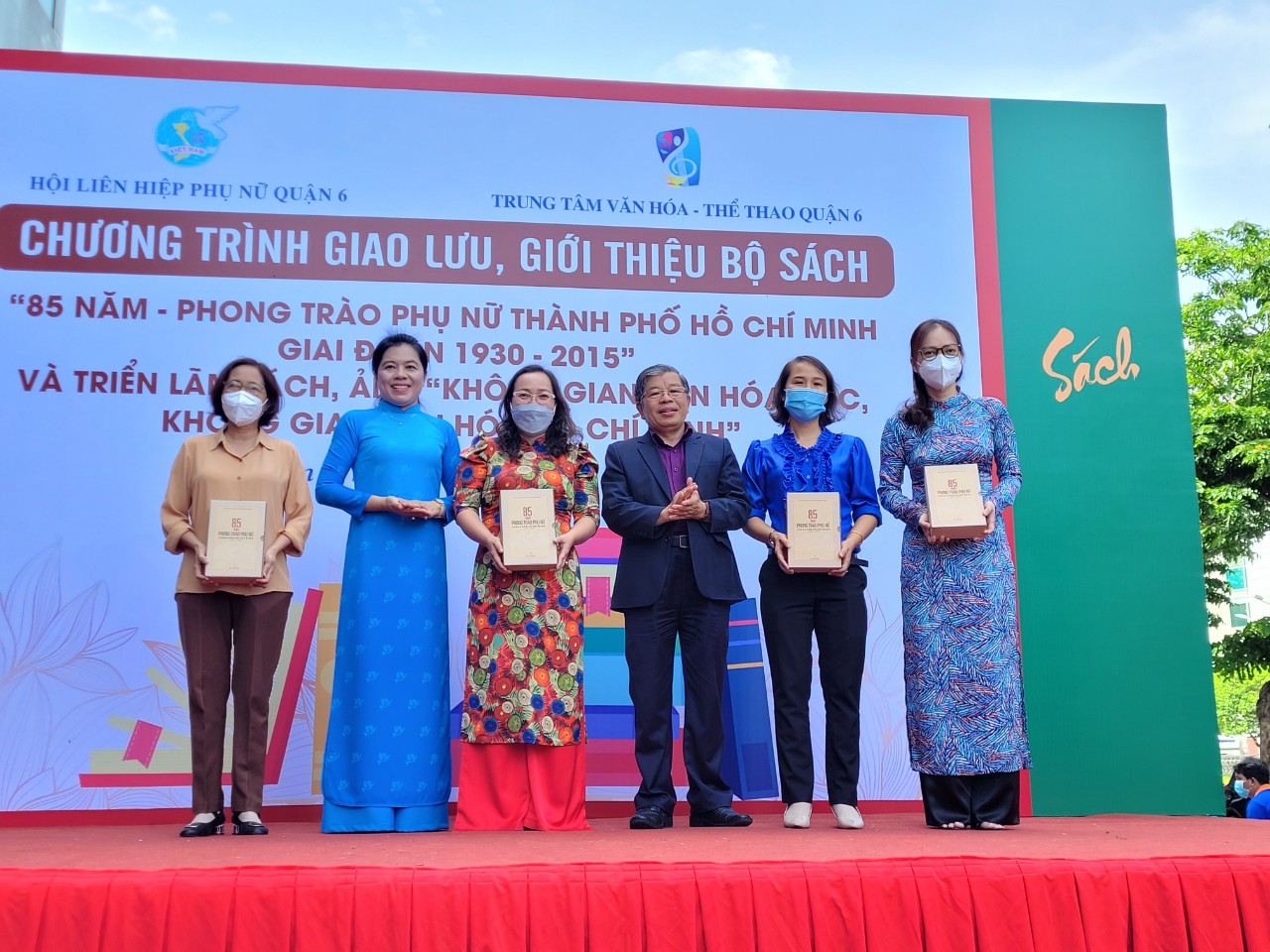 B&agrave; Nguyễn Trần Phượng Tr&acirc;n v&agrave; PGS.TS H&agrave; Minh Hồng trao tặng bộ s&aacute;ch 85 năm phong tr&agrave;o Phụ nữ Th&agrave;nh phố Hồ Ch&iacute; Minh (1930-2015) đến l&atilde;nh đạo Quận ủy, Ủy ban v&agrave; đại diện c&aacute;c ban ng&agrave;nh Q.6
