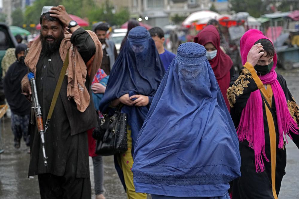 Phụ nữ Afghanistan tr&ugrave;m k&iacute;n người khi ra no8i cơng cộng