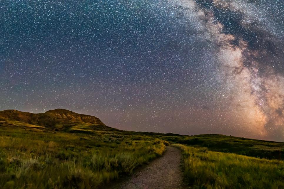 Vườn quốc gia Grasslands, Canada Nh&igrave;n ở đ&acirc;y l&agrave; quang cảnh của Dải Ng&acirc;n h&agrave; m&ugrave;a h&egrave; tại C&ocirc;ng vi&ecirc;n Quốc gia Grasslands ở Saskatchewan. Quiet Parks International sử dụng thước đo khoảng thời gian kh&ocirc;ng c&oacute; tiếng ồn trong đ&oacute; kh&ocirc;ng thể nghe thấy &acirc;m thanh do con người tạo ra để x&aacute;c định xem một địa điểm như C&ocirc;ng vi&ecirc;n Quốc gia Grasslands c&oacute; đạt được trạng th&aacute;i C&ocirc;ng vi&ecirc;n Y&ecirc;n lặng hay kh&ocirc;ng.