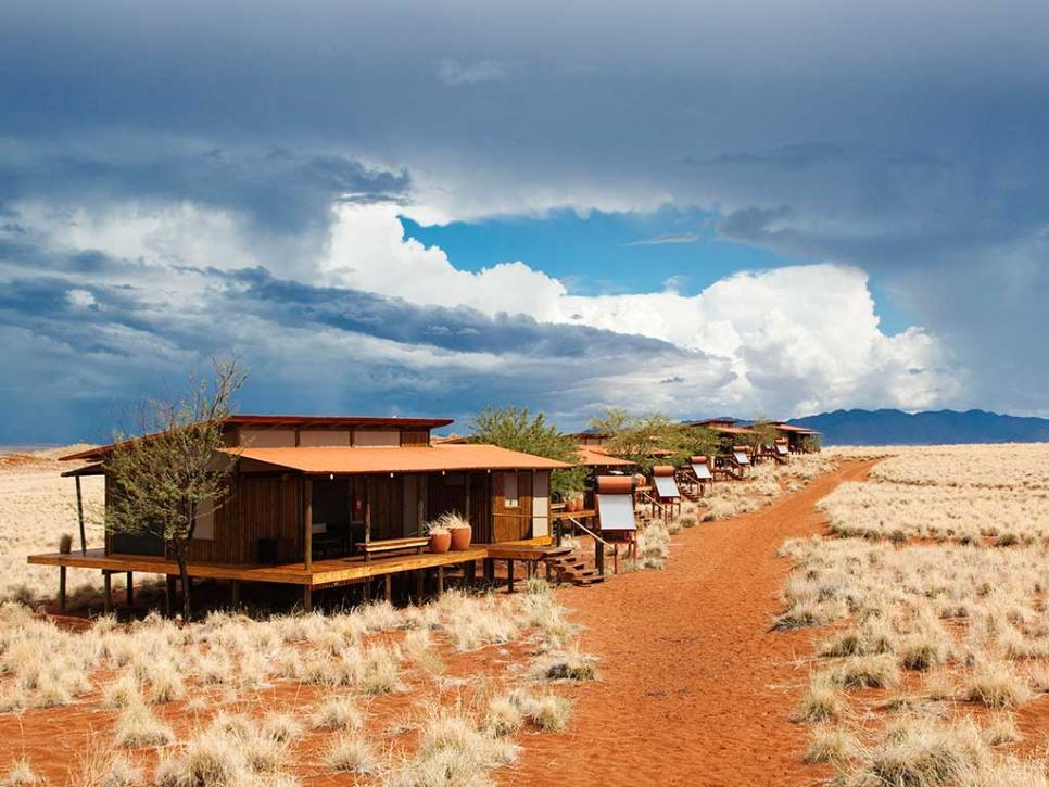 Khu bảo tồn thi&ecirc;n nhi&ecirc;n NamibRand, Namibia Nằm ở Namibia, Ch&acirc;u Phi, Khu bảo tồn Thi&ecirc;n nhi&ecirc;n NamibRand l&agrave; một khu bảo tồn tư nh&acirc;n. Nằm ở ph&iacute;a nam Namibia, khu bảo tồn được th&agrave;nh lập để gi&uacute;p bảo vệ v&agrave; bảo tồn hệ sinh th&aacute;i v&agrave; động vật hoang d&atilde; của sa mạc Namib. Bằng chứng cho sự đơn độc v&agrave; cảm gi&aacute;c xa c&aacute;ch với sự hiện diện của con người, ngo&agrave;i ra, Khu bảo tồn Thi&ecirc;n nhi&ecirc;n NamibRand cũng đ&atilde; được Hiệp hội Bầu trời Tối Quốc tế coi l&agrave; Khu bảo tồn Bầu trời Tối Quốc tế Cấp độ V&agrave;ng .
