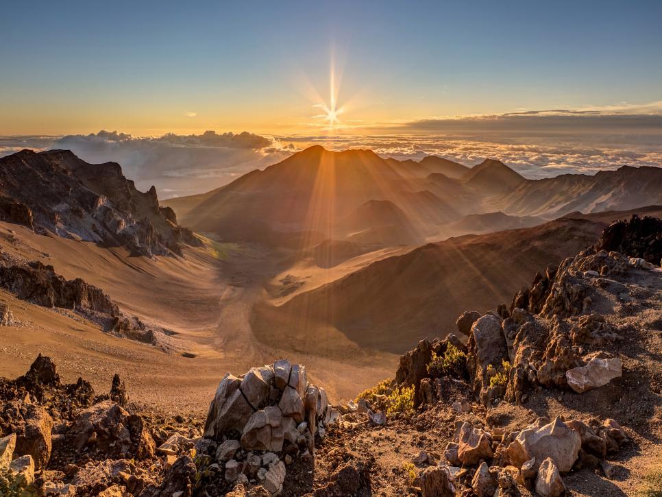 Vườn quốc gia Haleakala, Hawaii C&ocirc;ng vi&ecirc;n n&agrave;y nằm tr&ecirc;n đảo Maui ở Hawaii. Miệng n&uacute;i lửa Haleakalā nằm ở độ cao 10.000 feet so với mực nước biển. Được dịch c&oacute; nghĩa l&agrave; Ng&ocirc;i nh&agrave; của Mặt trời, miệng n&uacute;i lửa Haleakalā tại Vườn quốc gia Haleakalā ở Hawaii c&oacute; &yacute; nghĩa tinh thần to lớn đối với người Hawaii bản địa. Một địa điểm nổi tiếng để ngắm mặt trời mọc tr&ecirc;n m&acirc;y từ v&agrave;nh mặt trời.