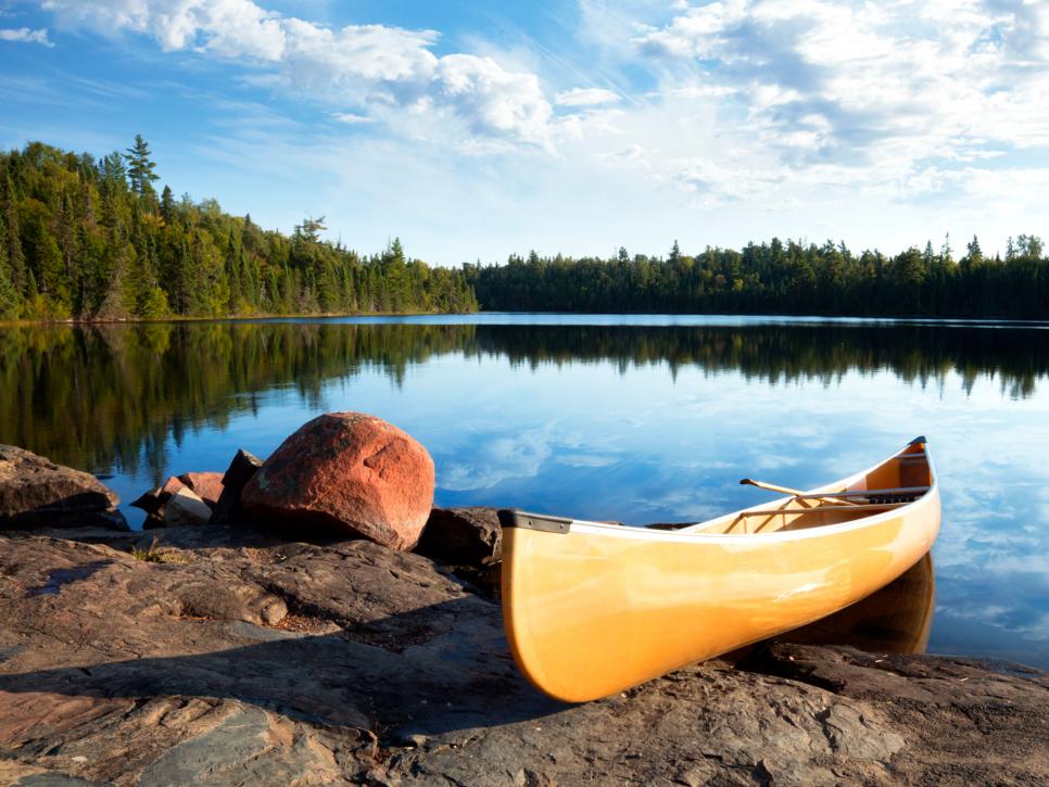 Khu vực ca n&ocirc; Boundary Waters, Minnesota Khu vực Boundary Waters Canoe ở đ&ocirc;ng bắc Minnesota l&agrave; một trong những c&ocirc;ng vi&ecirc;n y&ecirc;n tĩnh được x&aacute;c định bởi Quiet Parks International. C&ocirc;ng vi&ecirc;n rộng 1 triệu mẫu Anh n&agrave;y đ&atilde; ngăn cấm những chiếc thuyền v&agrave; &ocirc; t&ocirc; ồn &agrave;o, đồng thời duy tr&igrave; cảm gi&aacute;c y&ecirc;n b&igrave;nh nguy&ecirc;n sơ bằng c&aacute;ch giữ điện v&agrave; đường d&acirc;y điện thoại ra khỏi lối tho&aacute;t hoang sơ y&ecirc;n tĩnh n&agrave;y.