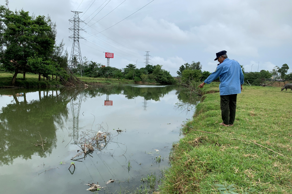 Người d&acirc;n sống gần khu vực n&agrave;y lo lắng, kh&ocirc;ng chịu nổi m&ugrave;i h&ocirc;i