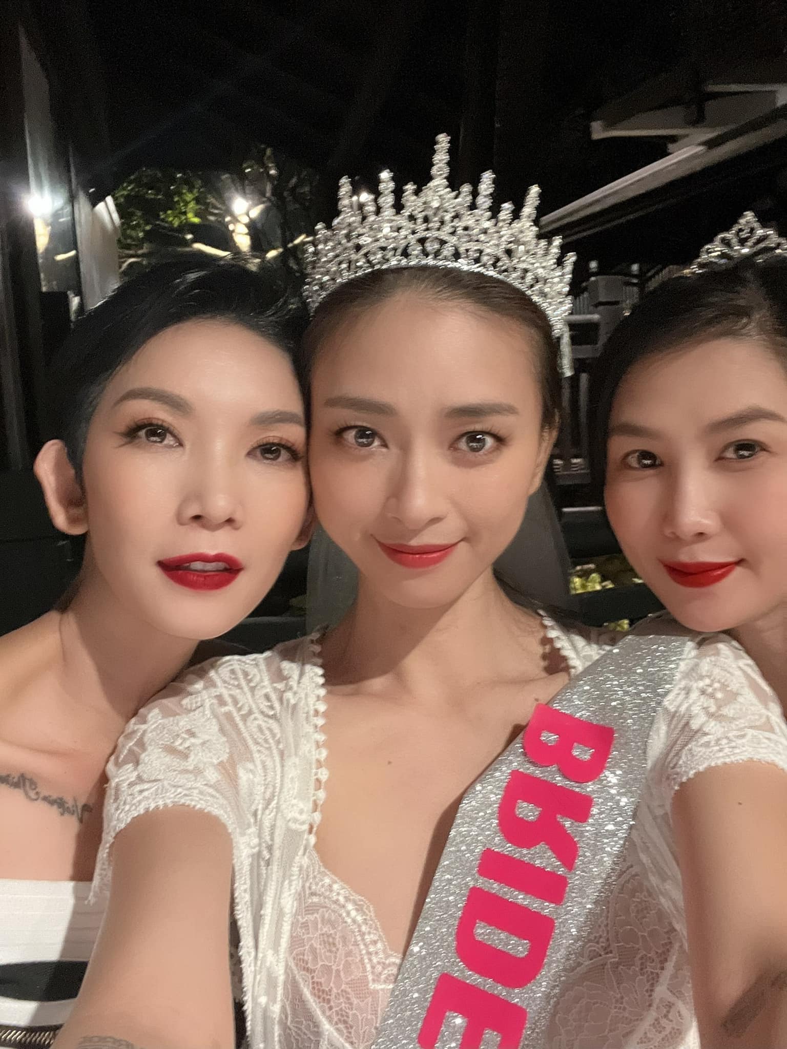 Trước đ&oacute;, v&agrave;o ng&agrave;y 7/5, Ng&ocirc; Thanh V&acirc;n v&agrave; một số người bạn th&acirc;n thiết tổ chức buổi tiệc ấm c&uacute;ng để gi&atilde; từ cuộc sống độc th&acirc;n.