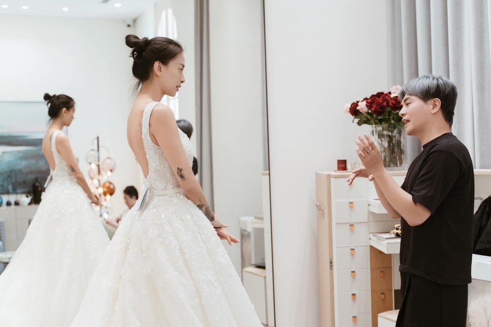 Ng&ocirc; Thanh V&acirc;n chọn &aacute;o cưới tại H&agrave; Nội, đến từ một thương hiệu chuy&ecirc;n ph&acirc;n phối v&aacute;y cưới của c&aacute;c nh&agrave; mốt lớn tr&ecirc;n thế giới. Chuy&ecirc;n gia trang điểm Nam Trung th&aacute;p t&ugrave;ng Ng&ocirc; Thanh V&acirc;n để chọn trang phục cho ng&agrave;y trọng đại. Chị bảo bối rối, bật kh&oacute;c khi chọn được bộ v&aacute;y vừa vặn, ph&ugrave; hợp.  Khi chọn &aacute;o, t&ocirc;i thấy n&ocirc;n nao v&agrave; hạnh ph&uacute;c v&igrave; nh&igrave;n những chiếc đầm được chăm ch&uacute;t tỉ mỉ như lời ch&uacute;c ph&uacute;c từ những nghệ nh&acirc;n muốn gửi đến c&ocirc; g&aacute;i trong ng&agrave;y quan trọng nhất cuộc đời, Ng&ocirc; Thanh V&acirc;n từng chia sẻ.