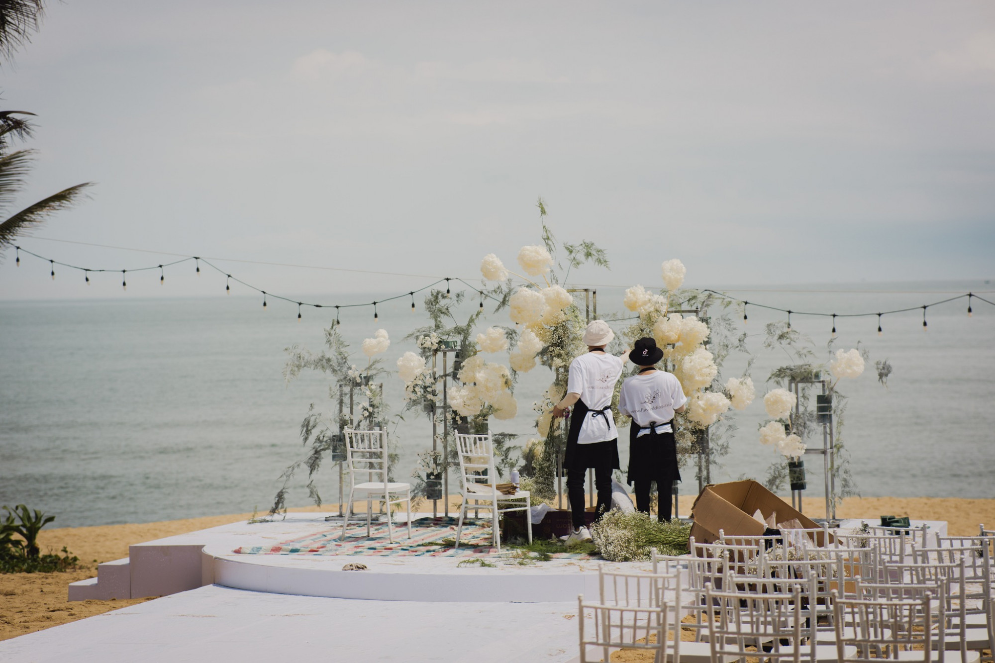 Trưa 8/5, đội ngũ thi c&ocirc;ng thực hiện những kh&acirc;u trang tr&iacute; cuối c&ugrave;ng cho h&ocirc;n lễ b&ecirc;n bờ biển của nữ diễn vi&ecirc;n.