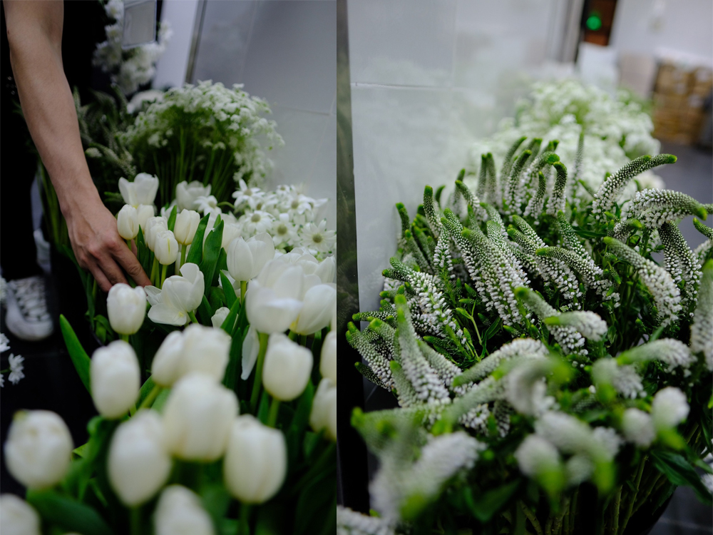 Hoa cưới c&oacute; m&agrave;u trắng chủ đạo. Diễn vi&ecirc;n cho nhập 400 kg hoa veronica - lo&agrave;i hoa tượng trưng cho sự mạnh mẽ, tự tin của phụ nữ. Veronica cũng l&agrave; t&ecirc;n tiếng anh của Ng&ocirc; Thanh V&acirc;n. Ngo&agrave;i ra hoa cưới c&ograve;n c&oacute; tulip, di&ecirc;n vĩ... 