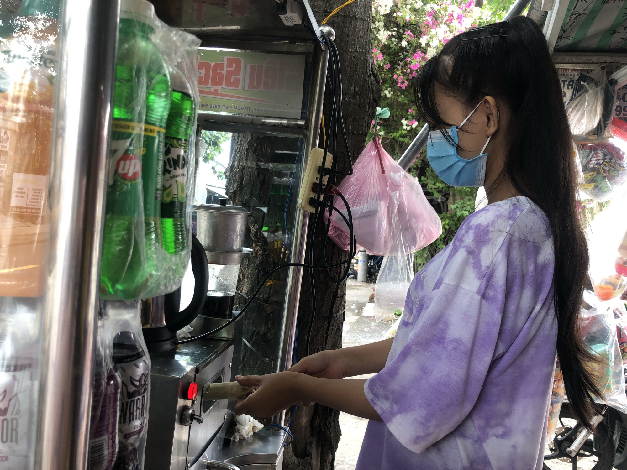 Nữ c&ocirc;ng nh&acirc;n tranh thủ những ng&agrave;y cuối tuần để phụ qu&aacute;n nước gần khu trọ