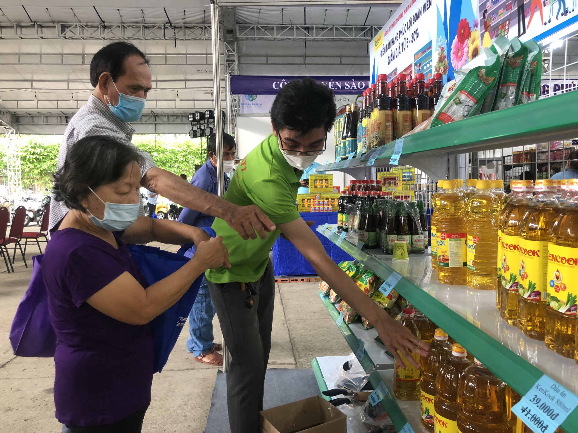 C&ocirc;ng nh&acirc;n mừng rơn khi được mua h&agrave;ng tại Phi&ecirc;n chợ nghĩa t&igrave;nh