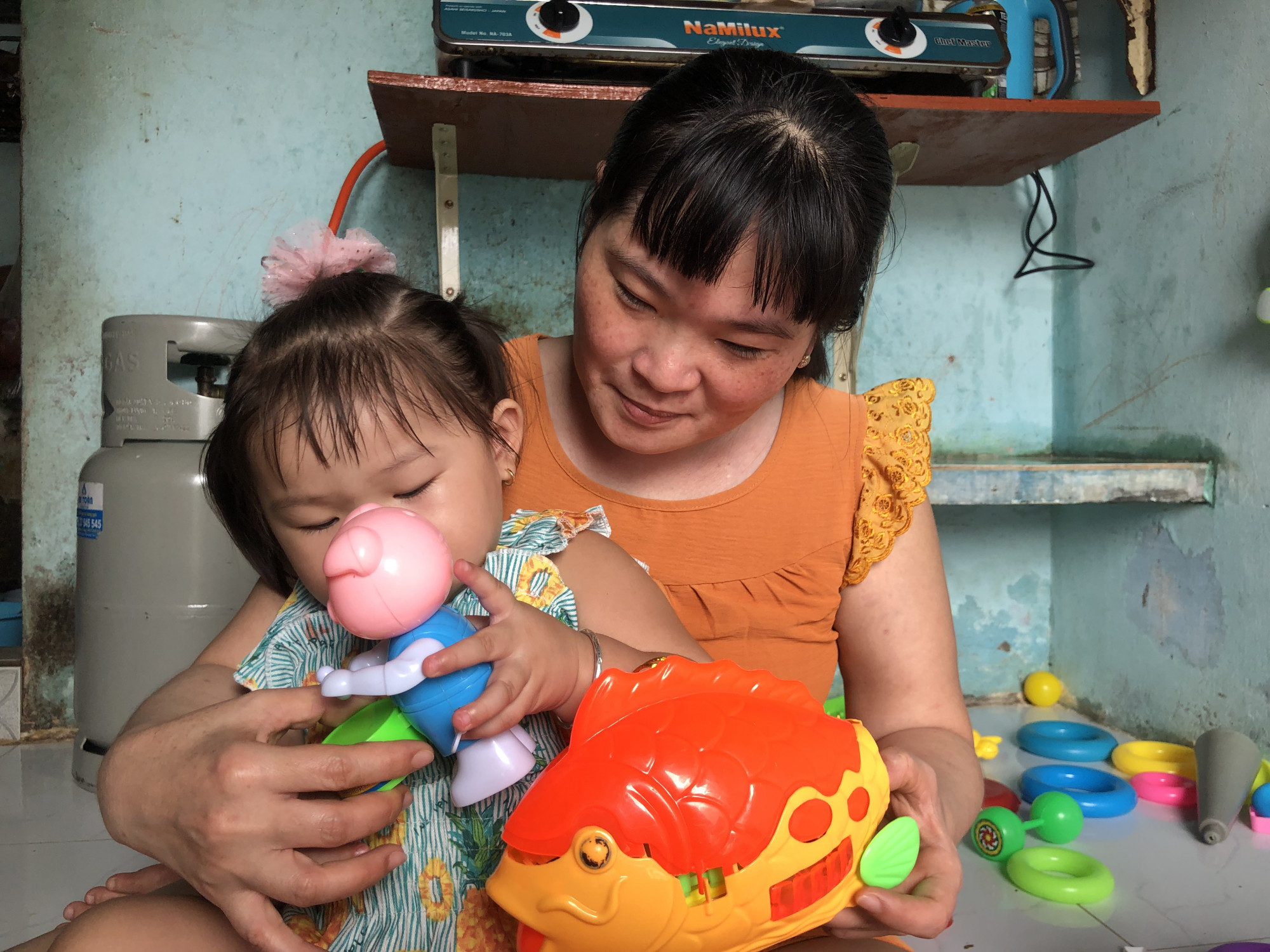Chị Nguyễn Thị Quy&ecirc;n thất nghiệp ở nh&agrave; chăm con, mọi kinh tế đều đổ l&ecirc;n vai chồng