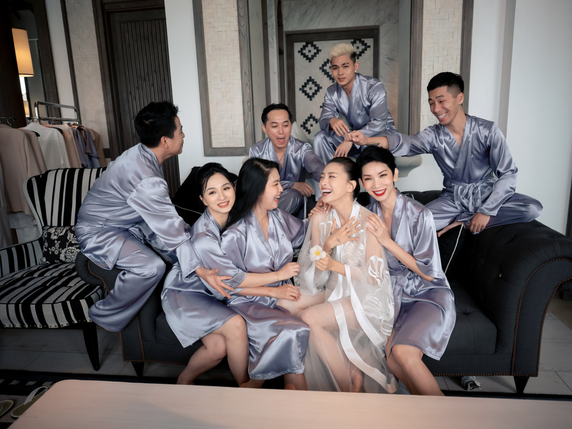 Ng&ocirc; Thanh V&acirc;n chụp ảnh b&ecirc;n cạnh một số người bạn th&acirc;n thiết trước giờ diễn ra h&ocirc;n lễ.