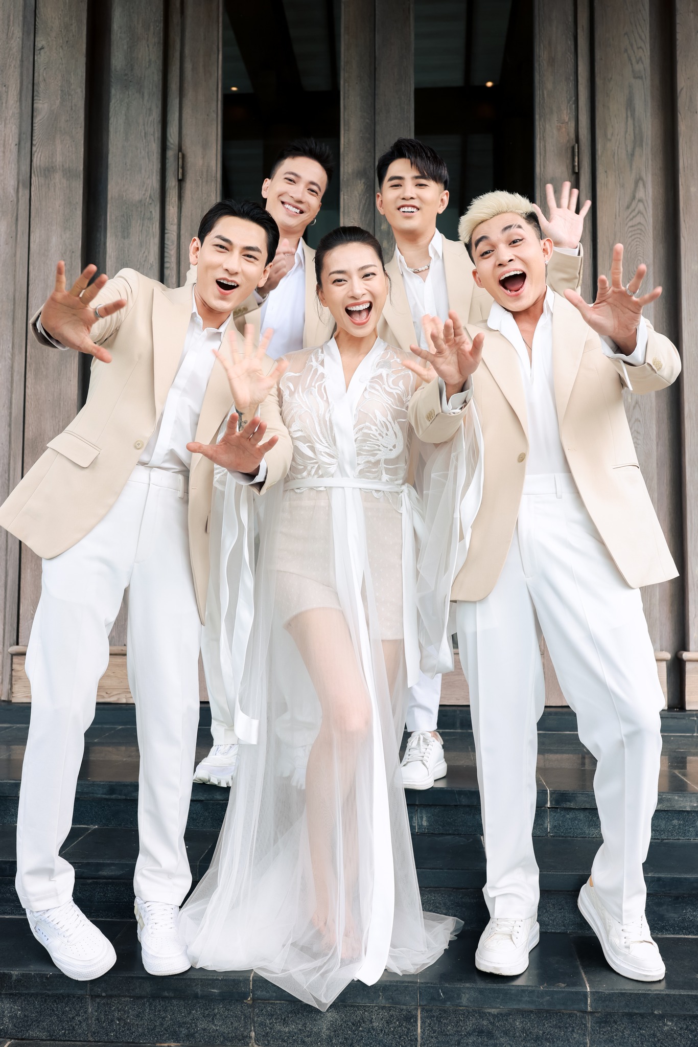 Chiều 8/5, Ng&ocirc; Thanh V&acirc;n v&agrave; doanh nh&acirc;n Huy Trần tổ chức h&ocirc;n lễ tại Đ&agrave; Nẵng. C&aacute;ch đ&acirc;y &iacute;t ph&uacute;t, chị chia sẻ h&igrave;nh ảnh chụp chung với 4 th&agrave;nh vi&ecirc;n nh&oacute;m 365: Isaac, Jun Phạm, S.T Sơn Thạch, Will