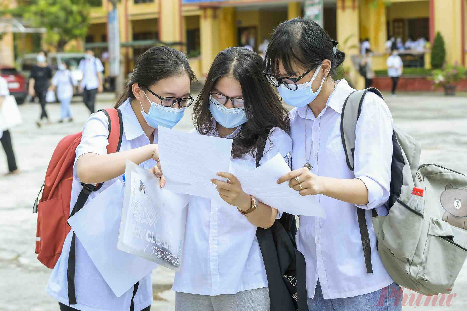 Th&iacute; sinh băn khoăn khi nhiều trường giảm chỉ ti&ecirc;u x&eacute;t tuyển bằng kết quả thi tốt nghiệp - Ảnh: Đại Minh