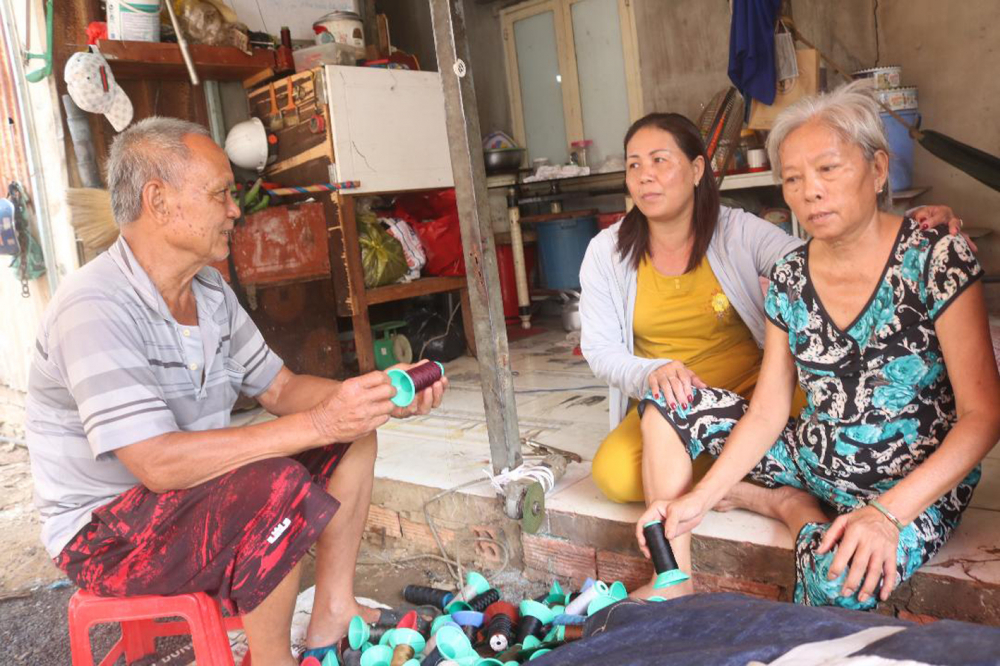 Chị Phượng (giữa) thường xuy&ecirc;n gh&eacute; thăm, hỗ trợ cho vợ chồng &ocirc;ng T&acirc;m 