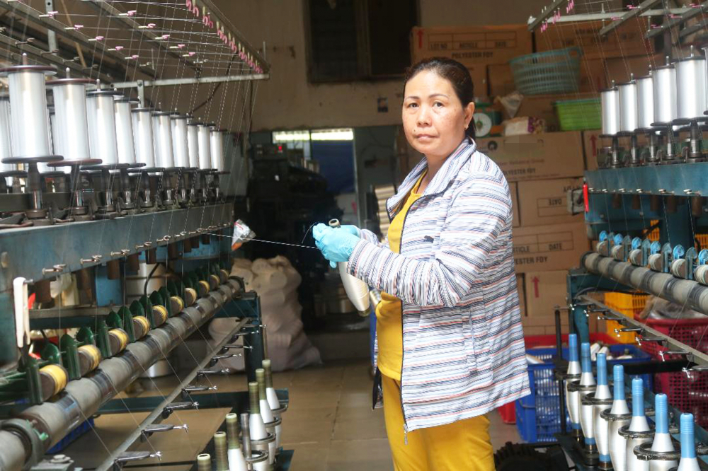 Từ chỗ đi dệt sợi thu&ecirc;, đến nay chị Phượng đ&atilde; c&oacute; nh&agrave; xưởng với m&aacute;y m&oacute;c hiện đại  