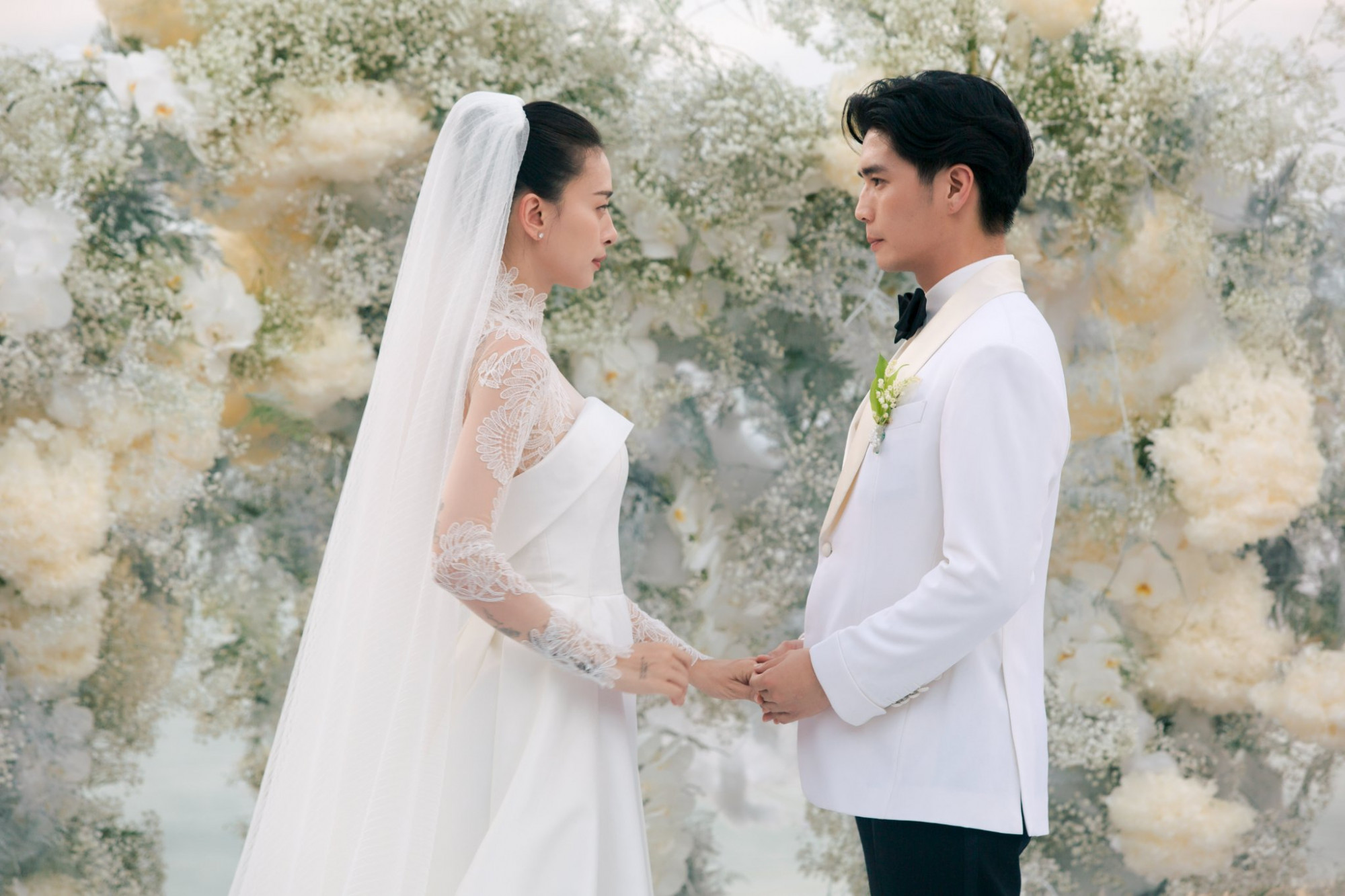 Lễ cưới chiều ng&agrave;y 8/5 của cặp đ&ocirc;i Ng&ocirc; Thanh V&acirc;n v&agrave; Huy Trần kh&ocirc;ng chỉ g&acirc;y ấn tượng với những thiết kế đồ cưới đậm chất cổ điển v&agrave; thanh lịch của c&ocirc; d&acirc;u ch&uacute; rể c&ugrave;ng d&agrave;n kh&aacute;ch mời m&agrave; c&ograve;n g&acirc;y ấn tượng với phong c&aacute;ch trang tr&iacute; đơn giản, sang trọng, đặc biệt l&agrave; điểm nhấn hoa cưới.