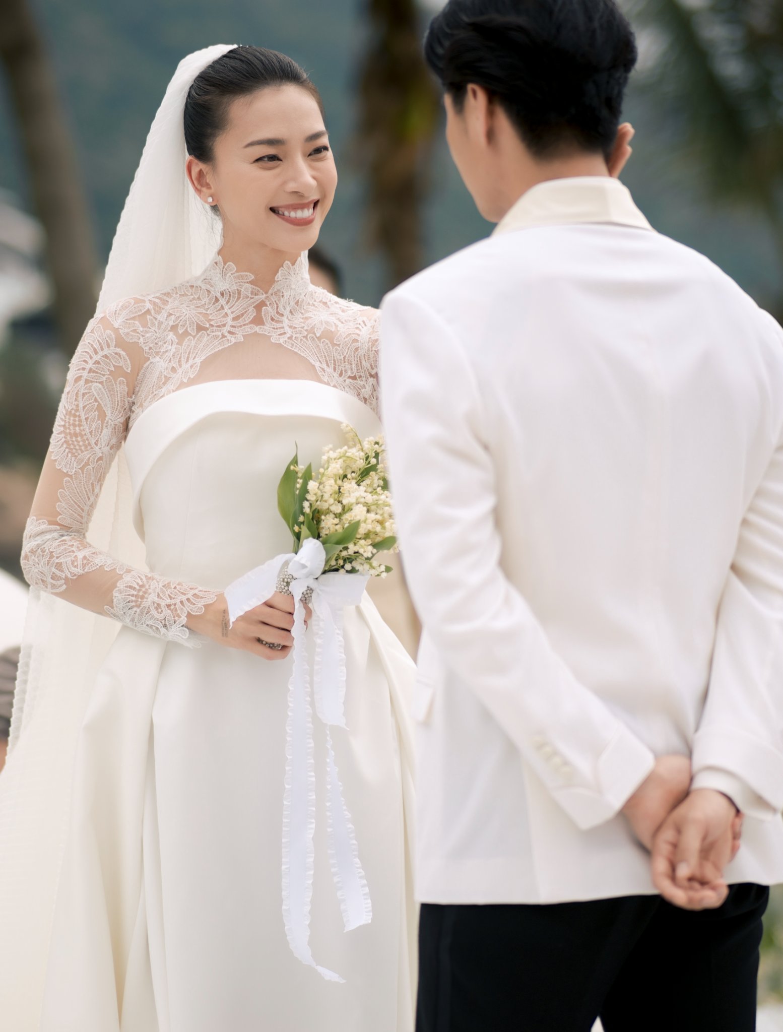 Ngo&agrave;i thiết kế hoa cưới ấn tượng th&igrave; b&oacute; hoa cưới của c&ocirc; d&acirc;u cũng thu h&uacute;t sự ch&uacute; &yacute; của c&ocirc;ng ch&uacute;ng với trị gi&aacute; l&ecirc;n đến cả chục triệu đồng.