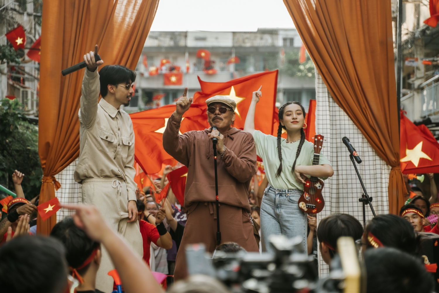 rapper Đen V&acirc;u, nhạc sĩ Trần Tiến v&agrave; diễn vi&ecirc;n Thảo T&acirc;m trong cảnh quay tại một chung cư S&agrave;i G&ograve;n