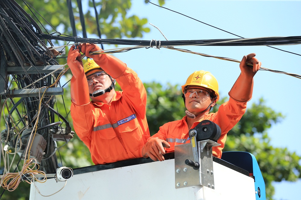 C&ocirc;ng nh&acirc;n EVNHCMC đang thực hiện kiểm tra, b&oacute; gọn d&acirc;y th&ocirc;ng tin để đảm bảo an to&agrave;n điện - Ảnh: EVNHCMC 