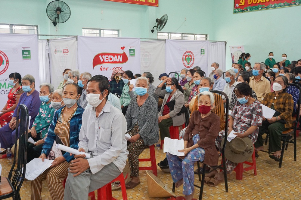 B&agrave; con đến sớm, trật tự đợi kh&aacute;m bệnh. Ảnh: Vedan