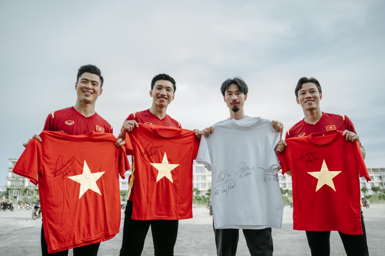 Duy Mạnh, Đo&agrave;n Văn Hậu, Quế Ngọc Hải c&oacute; mặt trong MV của Đen V&acirc;u.