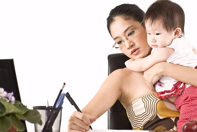 Th&agrave; vất vả nu&ocirc;i con một m&igrave;nh c&ograve;n hơn chịu cảnh chung chồng (Ảnh minh họa)